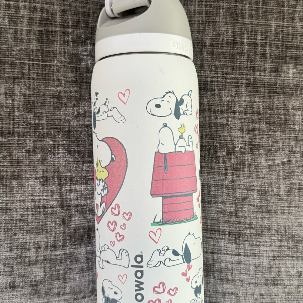 Snoopy Water Bottle with Heart Design - Picture 3 of 5